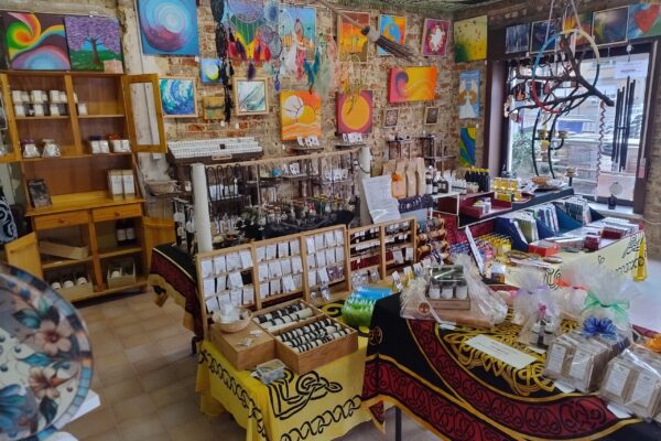 Winkelinterieur van De Legpuzzel met natuurlijke en spirituele producten
