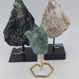 Ruwe mineralen op staander